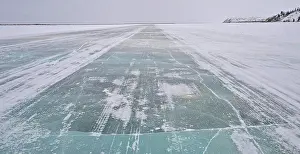 Cleared ice road, Ice Road, on the Mackenzie River, Inuvik, Northwest Territories, Canada