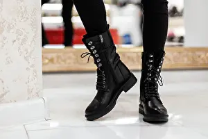Lassig Prints: Close-up from Female Legs in Trendy Black People Leather Leather Leather Leathe-Up Boots in A Bright Room Stylish Girls