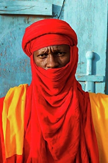 Attentive Prints: Colourful dressed bodyguard of the sultan of Agadez
