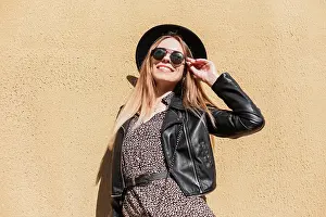 Wand Prints: Coole Hipster Studentin trägt Brille Brillen