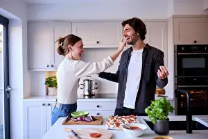 Erwachsene Prints: Couple, at home, fun, cooking, dinner