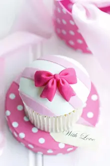 Pink Prints: Cupcake in a gift box