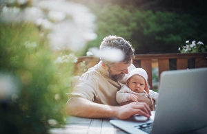 Computergestutzten Prints: Dad working from homeoffice, sitting on patio with laptop