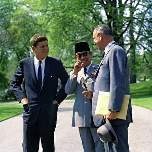 Johnson Prints: Departure ceremonies for Sukarno