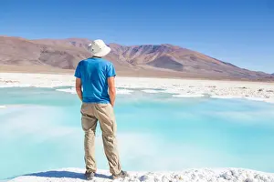 Ungewohnlich Prints: Die Laguna Verde ist ein See im Nationalpark Andina Eduardo Abaroa im Südwesten Boliviens Tourist near fantastic Laguna