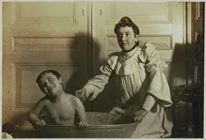 Voorkeursbeeld Prints: Dienstbode does a child in a tub in the bath
