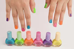 Einzelheit Prints: Different colours of nail polish bottles Pune Maharashtra India Asia May 2011 Copyright: xSunilxKapadia/DinodiaxPhotox