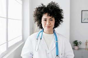 Competence Prints: Doctor with curly hair at medical clinic