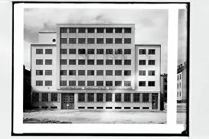 Graphics And Photo Collection Prints: Dorotheum Floridsdorf, st, Pitkagasse, outdoor view