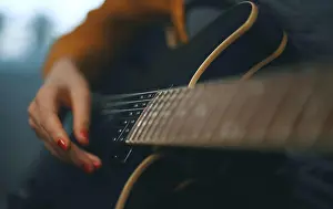 Sound Prints: Ein Mädchen spielt zu Hause halbakustische Gitarre