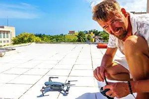 Video Prints: Ein Mann kontrolliert seine Drohne auf dem Dach in Playa del Carmen Quintana Roo Mexiko