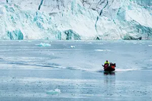 Tours Prints: ein Schlauchboot mit Touristen vor dem Lilliehook-Gletscher