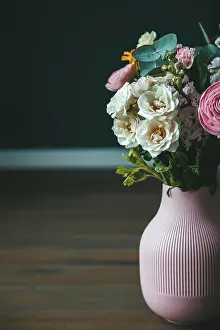 Dekoration Prints: Ein Strauß verschiedener Blumen in einer rosa Vase vor einem dunklen Hintergrund