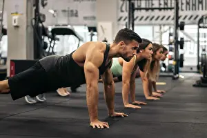 Erwachsene Prints: in einer reihe, sportler, übung, krafttraining