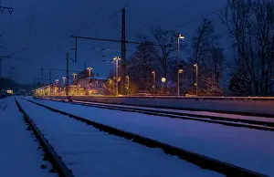 Illumination Prints: Einsamer Bahnhof in Tutzing im Winter bei Nacht, Bayern, Deutschland, Europa