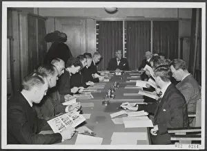 Amsterdam Prints: Elsevier photo collection. Amsterdam mayor voûte table (press conference meeting)