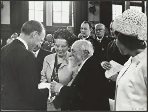 Amsterdam Prints: Elsevier photo collection. Martin BUBER receives Erasmus Prize Prince Bernhard Tropenmuseum