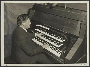 Elsevier Prints: Elsevier photo collection. Organist Huber Cuypert. 1929