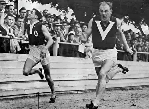 Picture Prints: Eric Cumming (Vic.) all out to beat the Stawell gift winner
