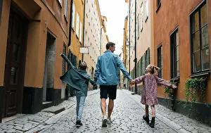 Small Group Prints: family enjoying the Gamla Stan, Stockholm sightseeing