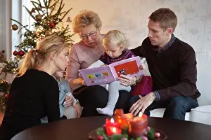 Holidays Prints: Family readig a book