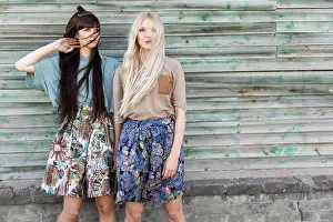 Waist Prints: fashion girls twins posing in the street