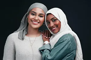 Arabic Prints: Fashion, muslim women and smile in studio for culture