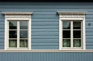 Finland Prints: Fenster in einem finnischen Blockhaus Zwei Fenster in einem finnischen Blockhaus in der Altstadt von Porvoo