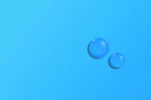 Probe Prints: Flüssige oder transparente Gel-Tropfen auf blauem Hintergrund mit Farbverlauf