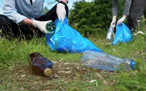 Activist Prints: Freiwillige, die im Wald Flaschen sammeln