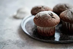 Nahaufnahme Prints: Fresh and tasty chocolate muffins served on plate Fresh and tasty chocolate muffins served on plate