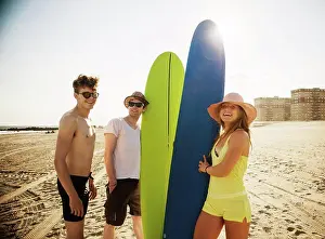 Wellness Prints: Friends on the beach with surf boards