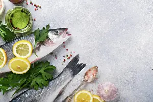 Leafy Prints: Frischer Fisch. Sea Bass roh mit Salz