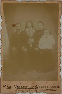 Gelatin silver print - Group portrait of an unidentified family, Montreal, Quebec, 1899-1903 Caroline Valiquette