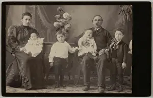 Gelatin silver print - Portrait of an unidentified family