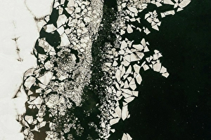 Bird´´s Eye View Prints: Germany, Berlin, Aerial view of frozen Spree river in Friedrichshain Kreuzberg