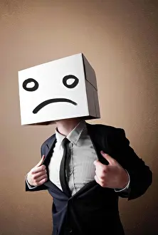 Case Prints: Geschäftsmann gesturing mit Karton auf seinem Kopf mit traurigem Gesicht Businessman standing