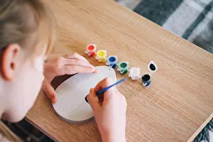 Tableware Prints: The girl paints an egg