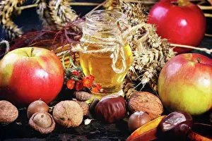 Ingredient Prints: Glass jar of honey with apples
