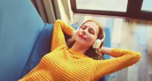 Sound Prints: Glückliche, entspannte junge Frau