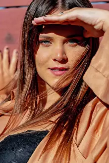 Chic Prints: Goldene Anmut: Eine brünette Schönheit umarmt die Pracht des Herbstes A stunning brunette lifestyle model poses