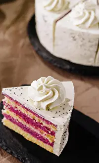 Kostlich Prints: Gourmet-Tortenstück mit Mohn und Sahneglasur Elegant slice of layered cake with cream frosting and poppy seeds