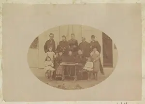 Voorkeursbeeld Prints: Group portrait of three men, five women and four children standing at a table in France