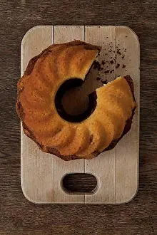 Platter Prints: Gugelhupf cake or bundt cake with crumbs