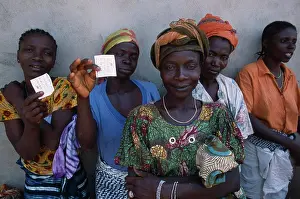 Issues Prints: Guinea, People, Women, Sierra Leonean Refugees Queuing For Food Rations At Kissidougou Camp