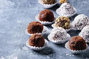 Assortment Prints: Handgemachte Schokoladentrüffel Variety of homemade dark chocolate truffles with cocoa powder