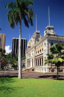 Contrasting Prints: Hawaii, Oahu, the grand ´Iolani palace, trees, flag, blue sky side view