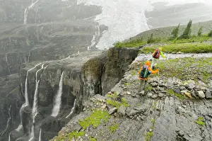 Glacier Prints: Hiking in front of the incredible Icefall Brook canyon and the Lyell Glacier
