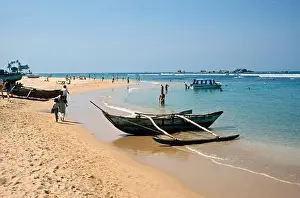 Incidental People Prints: Hikkaduwa beach, Sri Lanka, Strand von Hikkaduwa, Ceylon Hikkaduwa beach