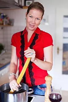 1 Person Prints: Housewife cooks spaghetti